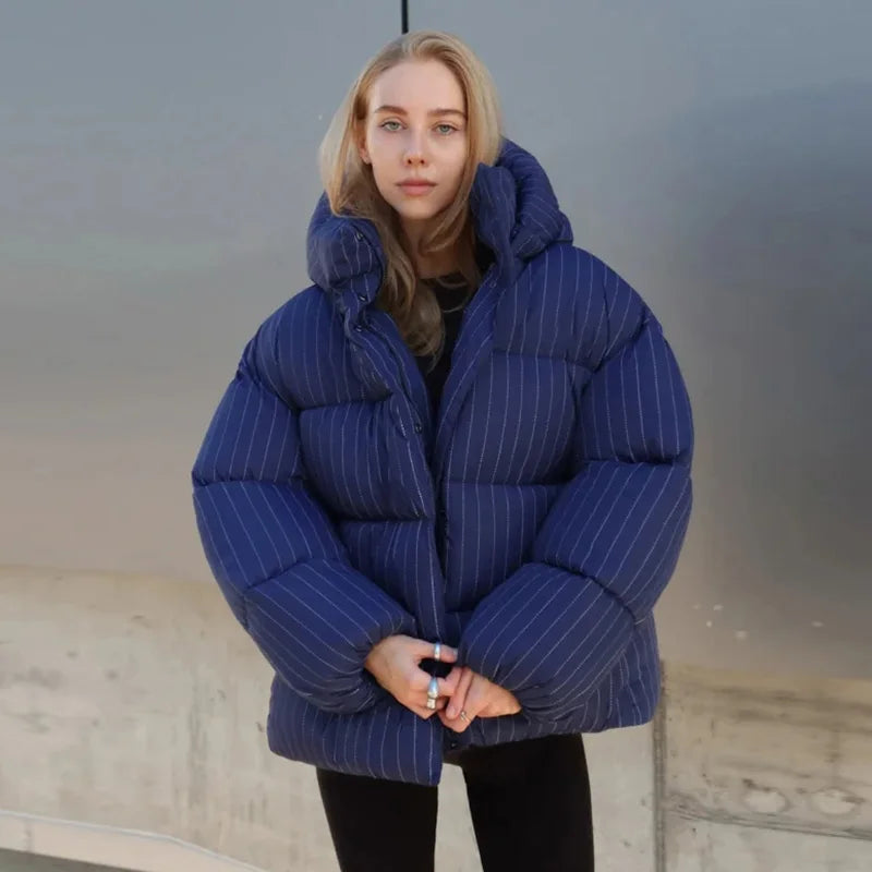 Damen-Steppjacke mit feinen Streifen und Kapuze