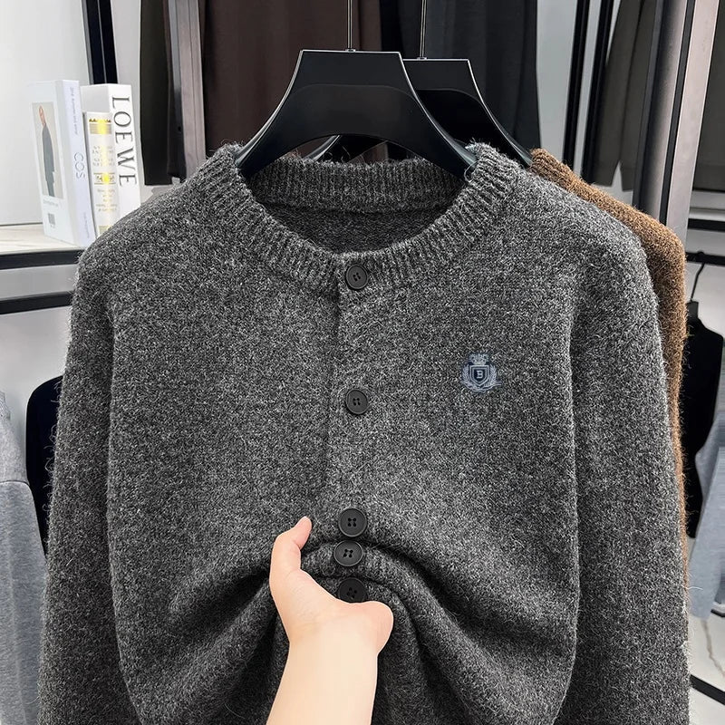 Cardigan da uomo in maglia, abbottonato, con collo rotondo e stemma sulla manica