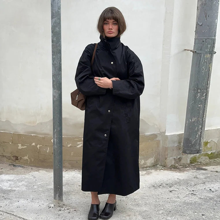 Trench-coat lungo da donna dalla vestibilità ampia ed elegante, con collo alto e maniche a sbuffo