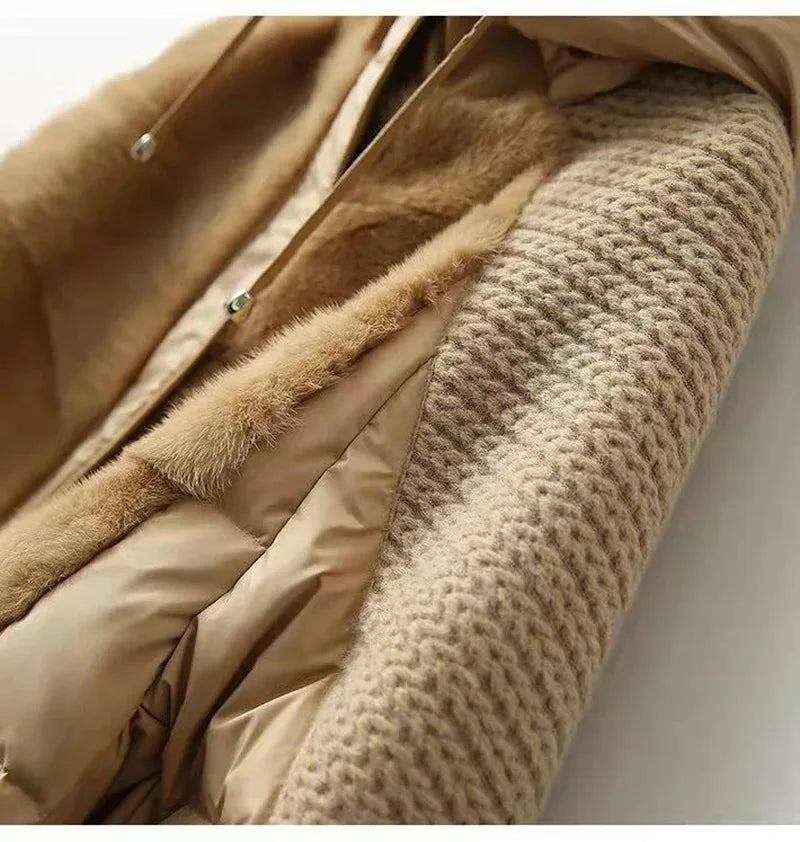 Doudoune matelassée Femme avec capuche et détails en maille et fausse fourrure beige