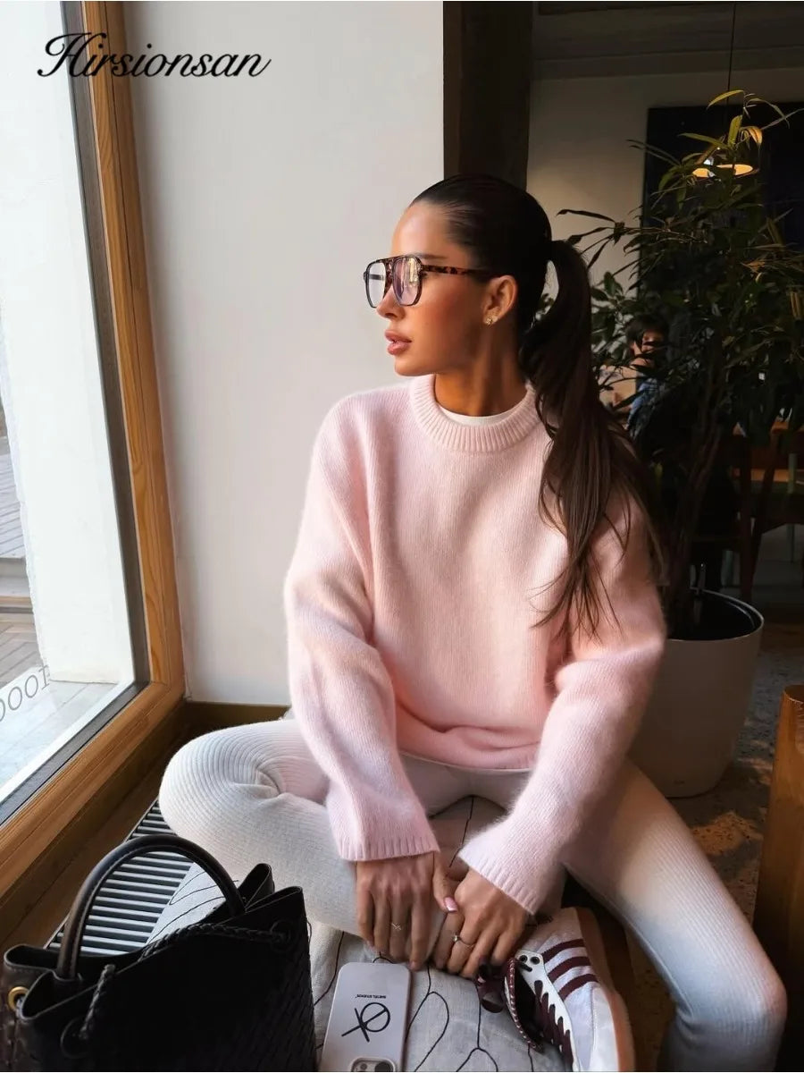 Miękki damski sweter z okrągłym dekoltem i długimi rękawami, luźny krój, dostępny w kilku kolorach
