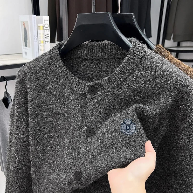 Cardigan da uomo in maglia, abbottonato, con collo rotondo e stemma sulla manica
