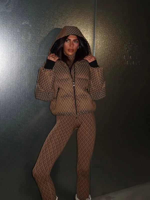 Damen-Sportset mit geometrischem Muster in Braun und Beige: Daunenjacke, Hose, Rollkragenshirt