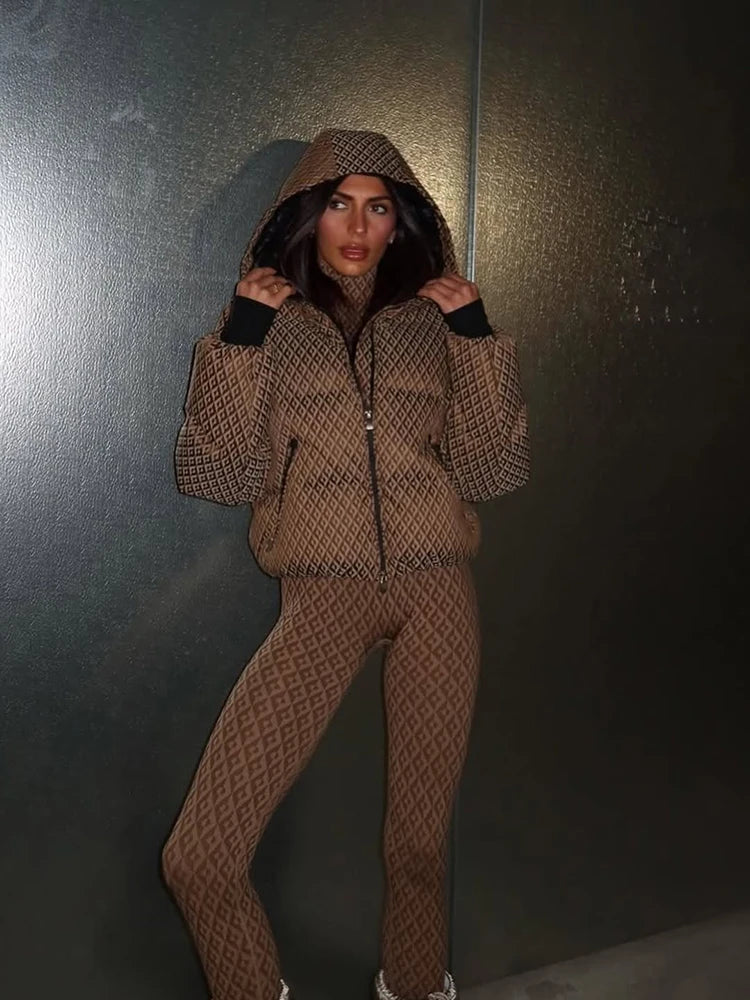 Dames sportset met geometrisch patroon in bruin en beige, donsjas, broek, top en coltrui