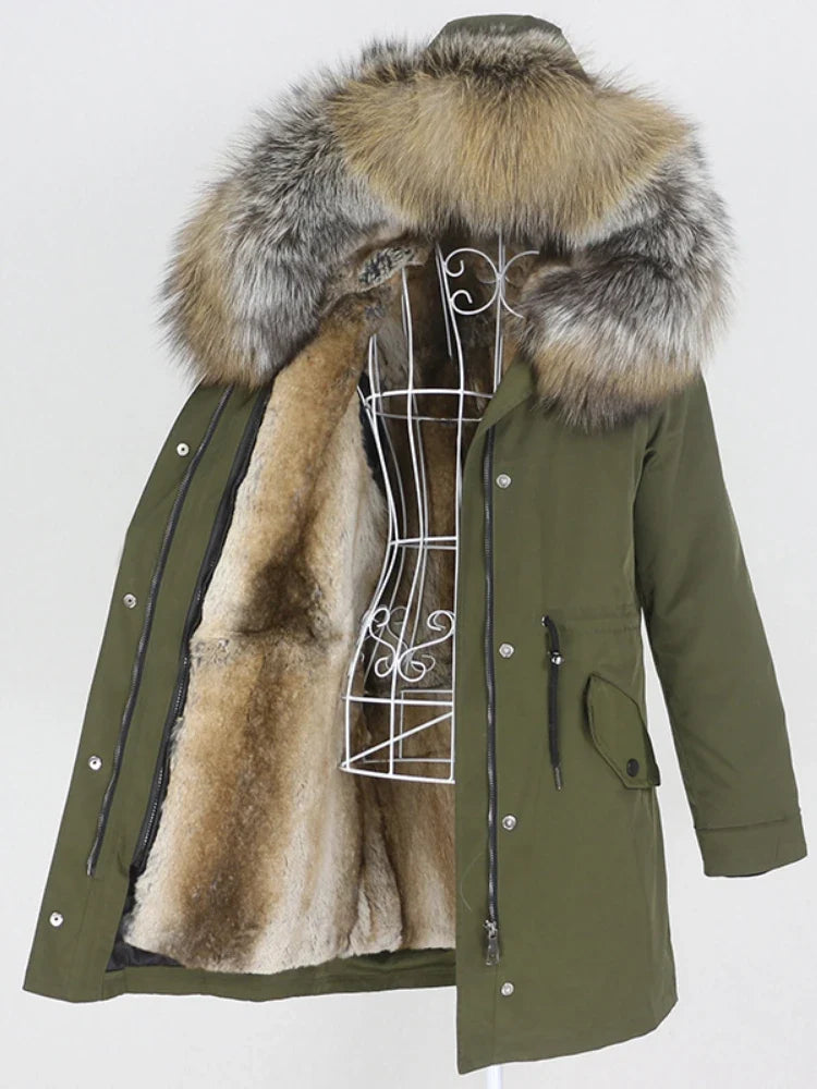 Lang parka med varmt fôr i et mykt materiale og hette med kant i syntetisk pels