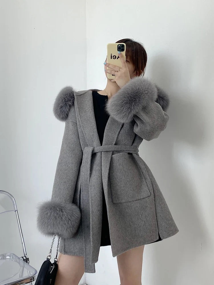 Abrigo elegante para mujer con capucha y mangas con ribete de piel sintética, cinturón extraíble