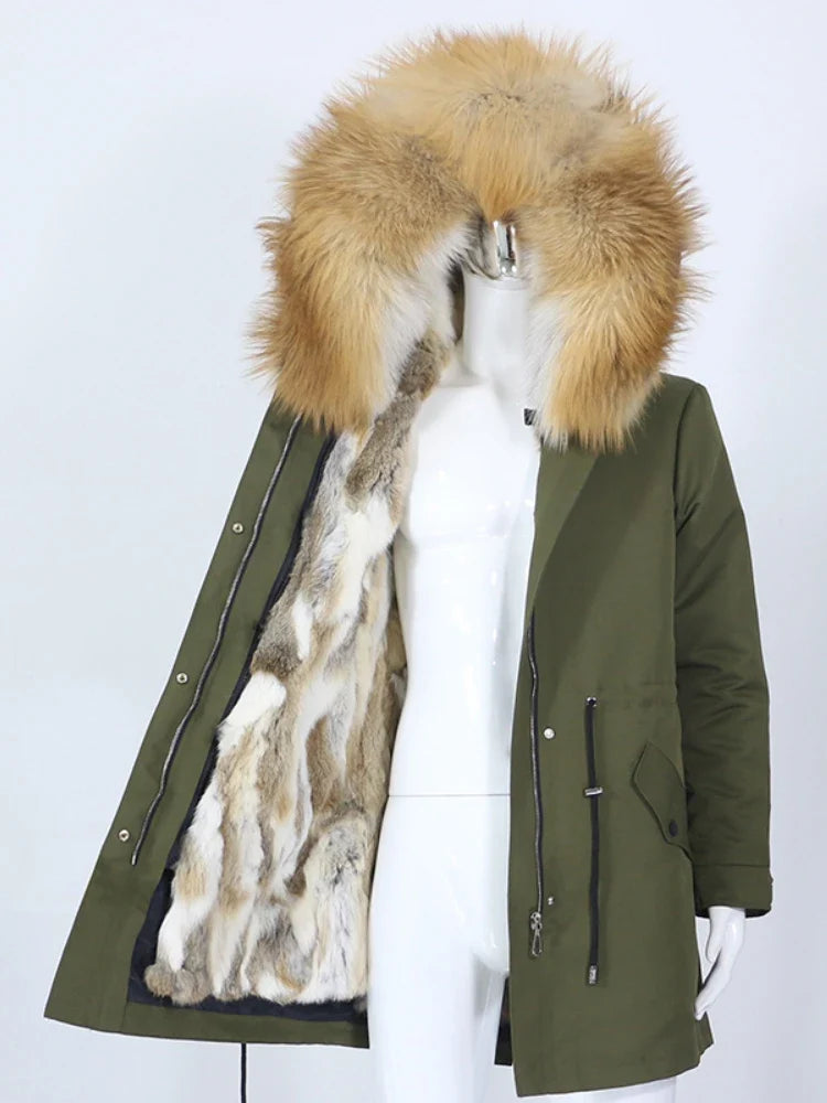 Lang parka med varmt fôr i et mykt materiale og hette med kant i syntetisk pels