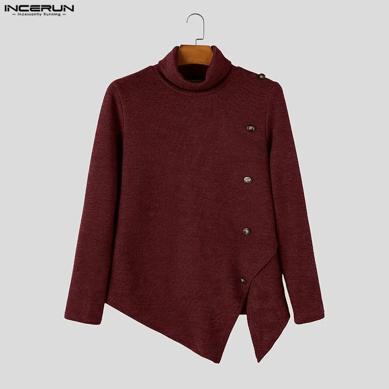 Maglione marrone da uomo a collo alto con bottoni decorativi e orlo asimmetrico