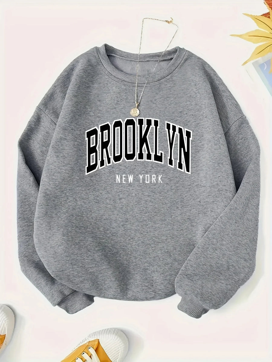 Graues Sweatshirt mit Rundhalsausschnitt und dem Aufdruck „BROOKLYN NEW YORK“ im lässigen Stil