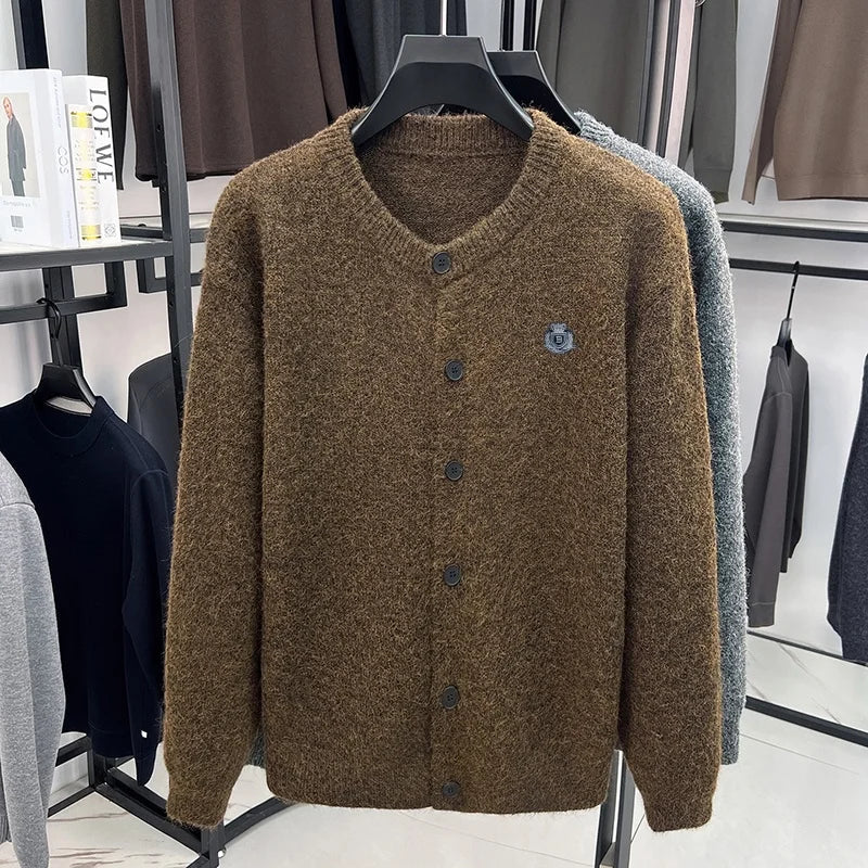 Cardigan da uomo in maglia, abbottonato, con collo rotondo e stemma sulla manica