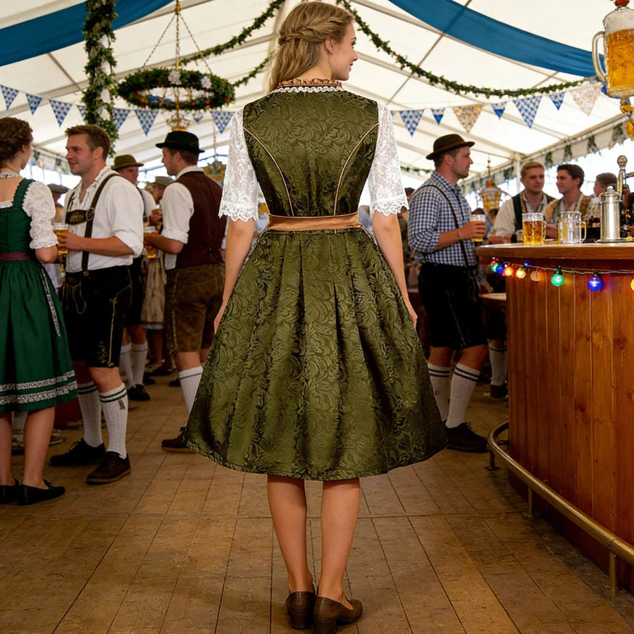 Traditionel dirndl-kjole til kvinder i olivengrøn og cremefarvet blonde med brunt forklæde
