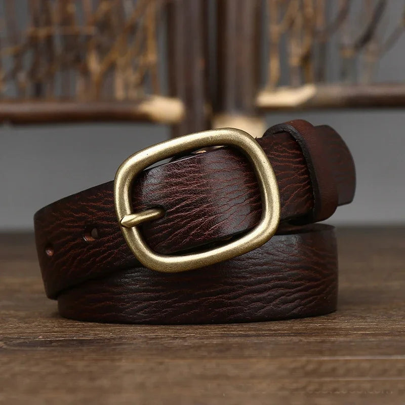 Brede zwarte riem met textuur en rechthoekige gouden gesp met pin
