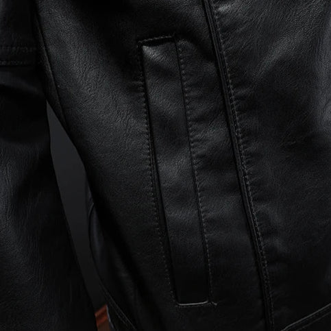 Herrjacka i motorcykelstil med modern skärning för en urban och elegant look