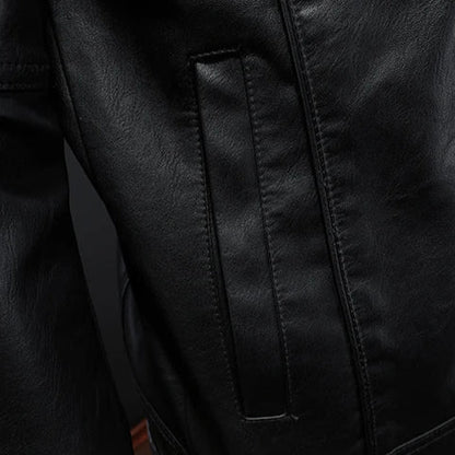 Herrjacka i motorcykelstil med modern skärning för en urban och elegant look