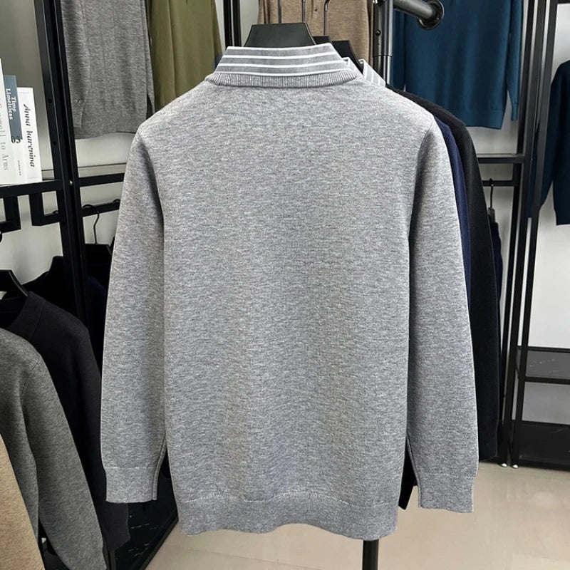 Herrestrik med skjortekrave og lag-på-lag-effekt, casual chic stil, ideel til kontor og hverdag