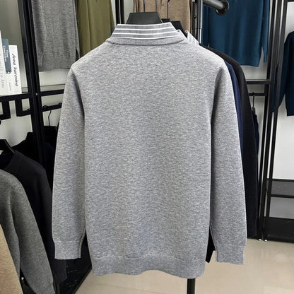 Herrestrik med skjortekrave og lag-på-lag-effekt, casual chic stil, ideel til kontor og hverdag