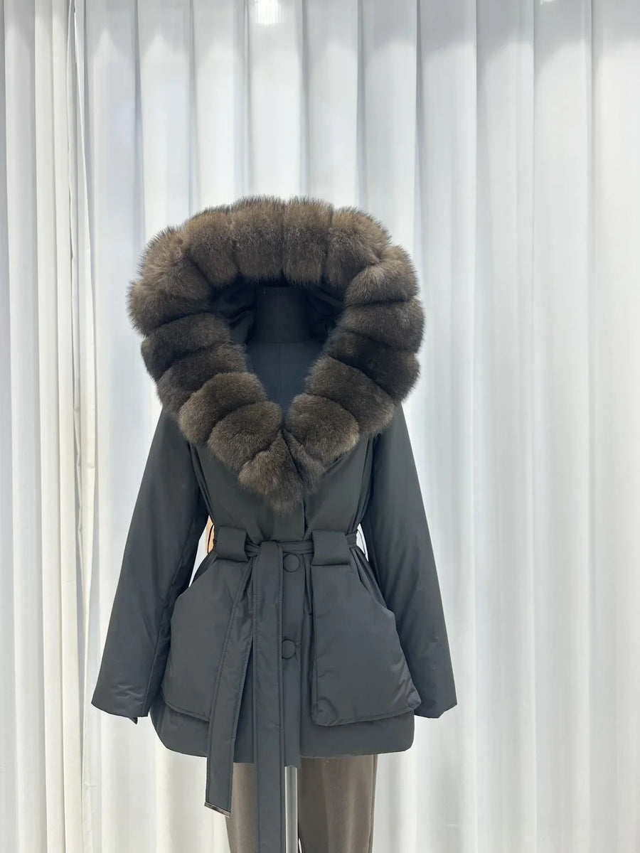 Doudoune courte femme avec capuche bordée de fourrure et ceinture