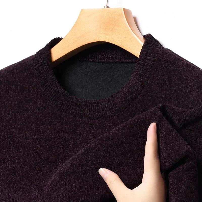 Weicher, einfarbiger Herrenpullover mit Rundhalsausschnitt, langen Ärmeln und klassischer Passform