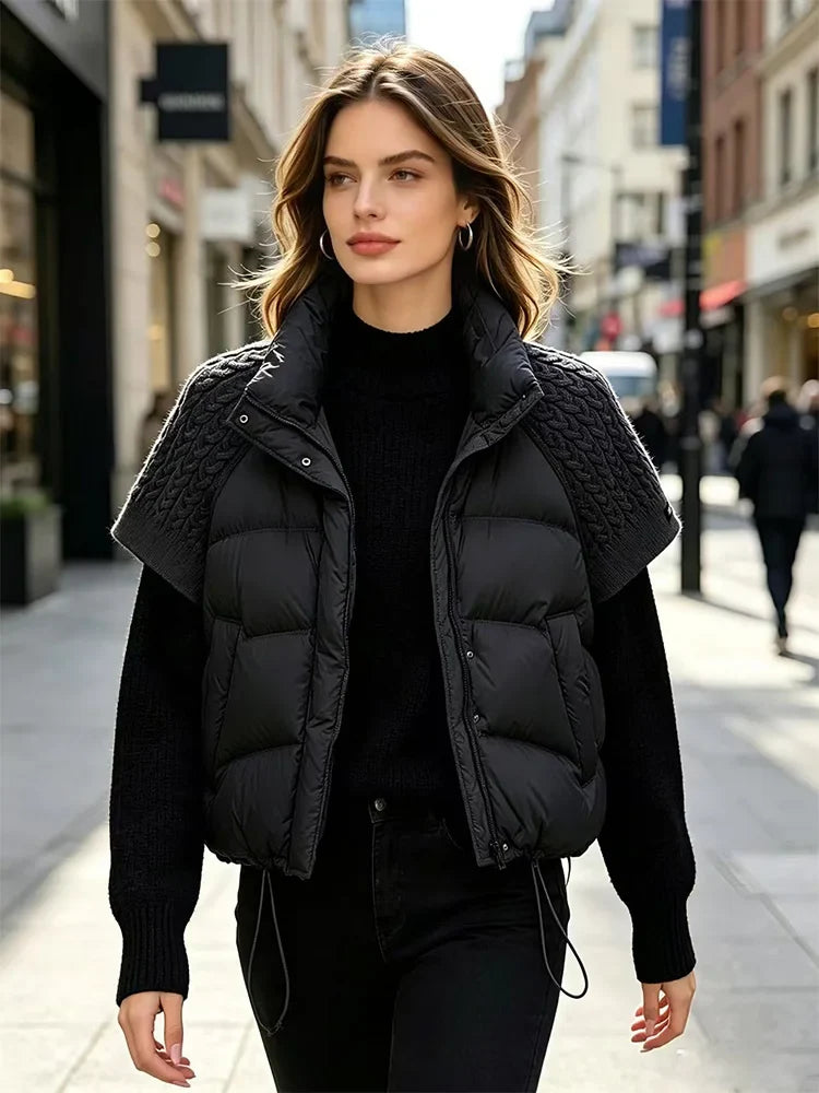 Kurze Damen-Daunenjacke mit gestrickten Ärmeln und Stehkragen