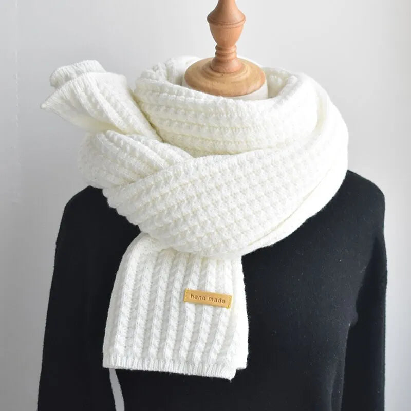 Weicher gerippter gestrickter Winterschal mit Etikett