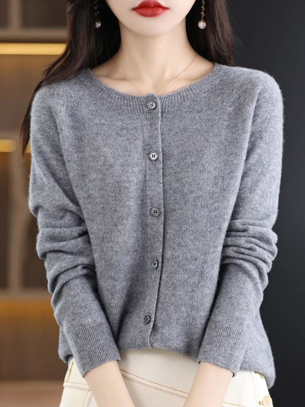 Myk cardigan til dame med rund hals, knapper og lange ermer - grå