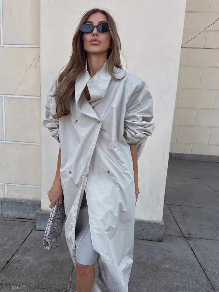 Elegante lange damestrenchcoat met opstaande kraag en ruime pasvorm