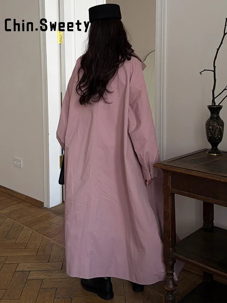 Trench-coat lungo da donna dalla vestibilità ampia ed elegante, con collo alto e maniche a sbuffo