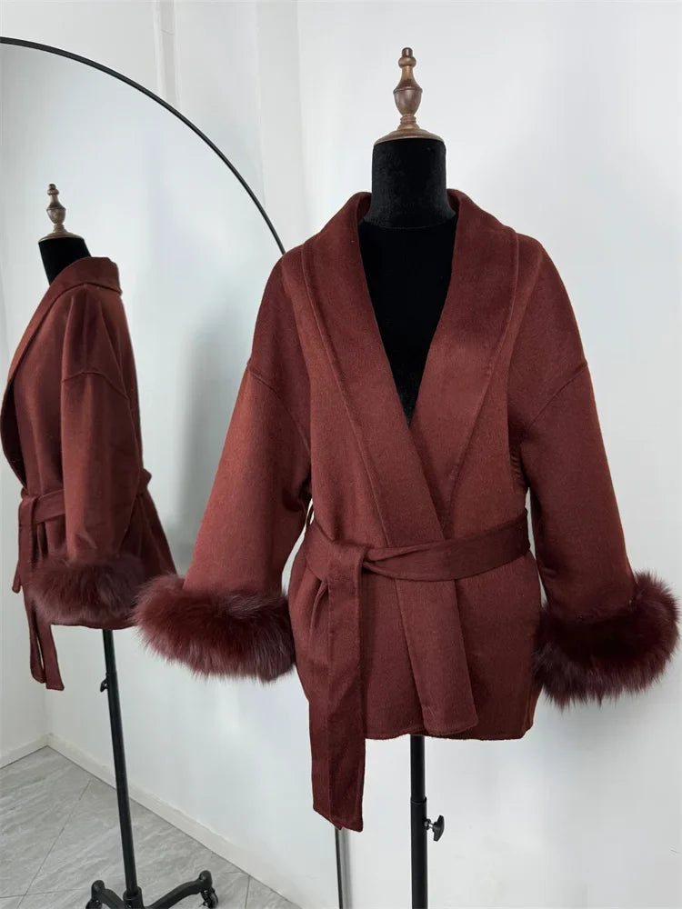 Veste courte femme ceinturée en tissu doux avec poignets en fausse fourrure