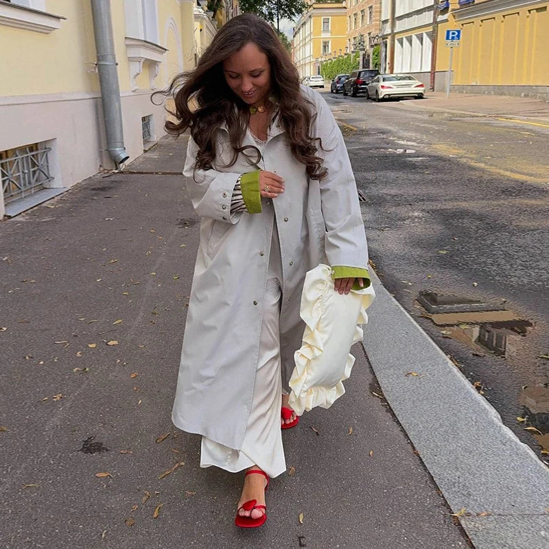 Trench-coat lungo da donna dalla vestibilità ampia ed elegante, con collo alto e maniche a sbuffo