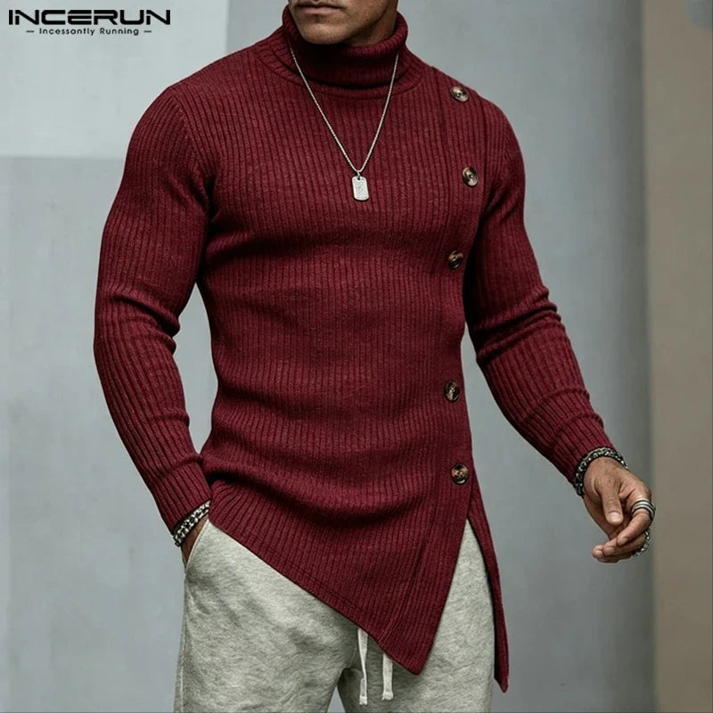Maglione marrone da uomo a collo alto con bottoni decorativi e orlo asimmetrico