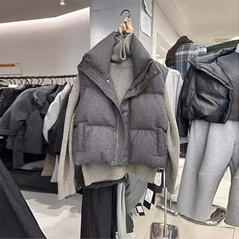 Gilet trapuntato grigio senza maniche con collo alto e tasche