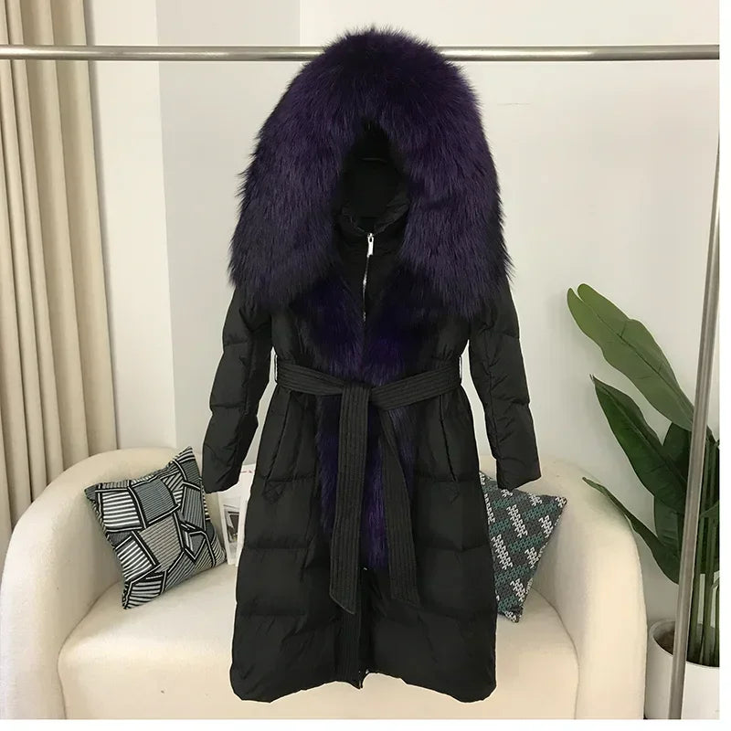 Piumino lungo da donna con cappuccio, rifiniture in pelliccia sintetica, cintura, bianco sporco