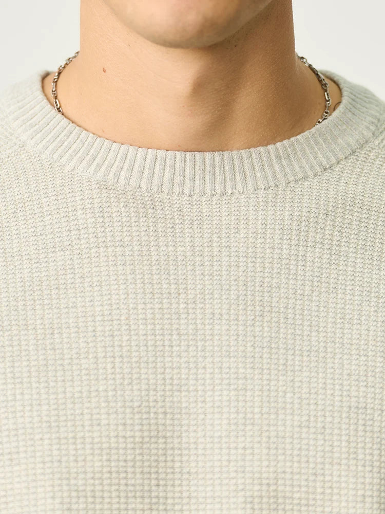 Ribstrikket herresweater med rund hals, raglanærmer og vasket blå farve