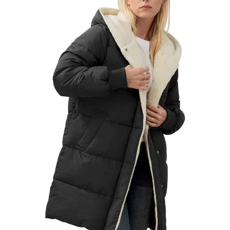 Cappotto invernale lungo trapuntato da donna con cappuccio foderato effetto montone