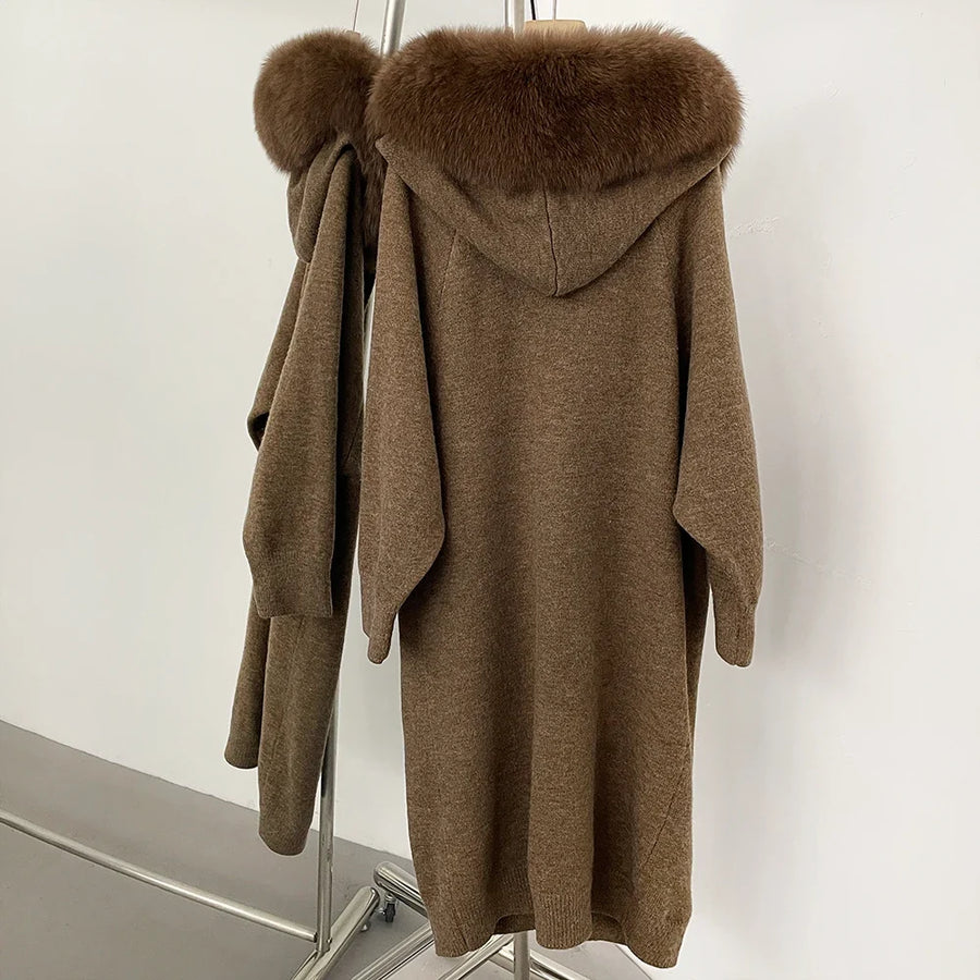 Lang damesvest van gebreid materiaal met kraag in antracietgrijze bontlook