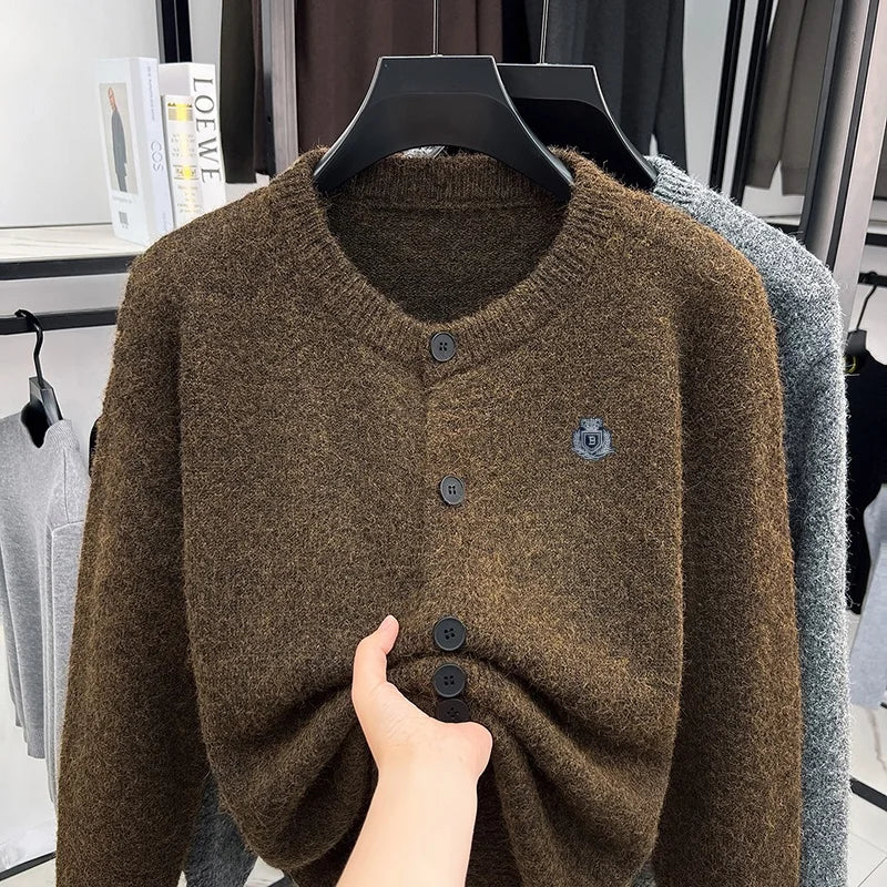 Cardigan da uomo in maglia, abbottonato, con collo rotondo e stemma sulla manica