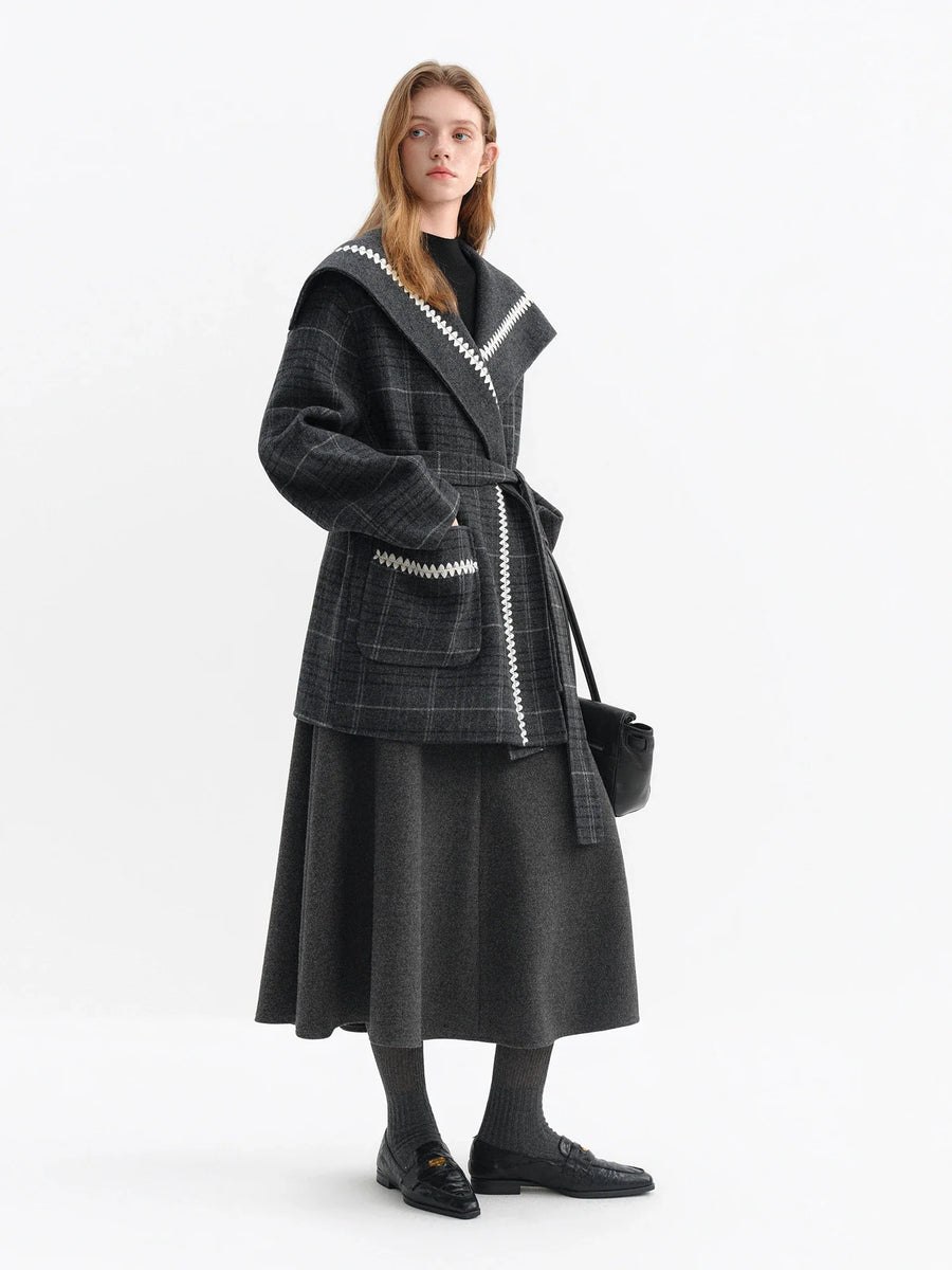 Cappotto ampio da donna a quadri con collo con cappuccio e cintura decorativa