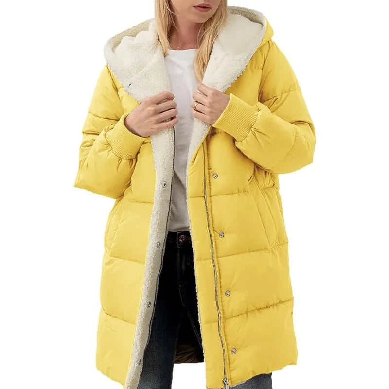 Cappotto invernale lungo trapuntato da donna con cappuccio foderato effetto montone