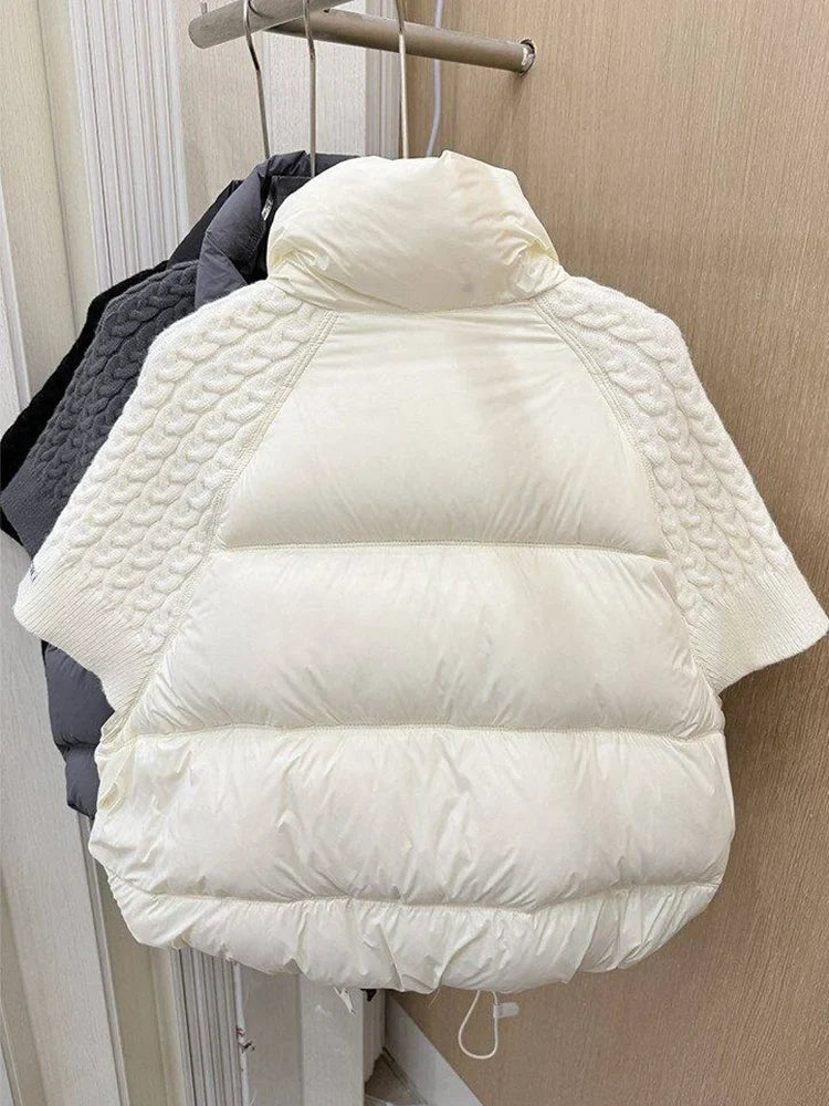Kurze Damen-Daunenjacke mit gestrickten Ärmeln und Stehkragen