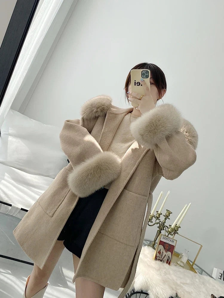 Abrigo elegante para mujer con capucha y mangas con ribete de piel sintética, cinturón extraíble