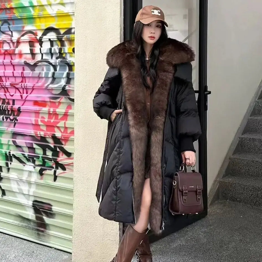 Piumino lungo da donna con cappuccio, bordi e colletto effetto pelliccia, cintura e maniche a palloncino