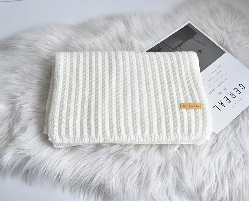 Weicher gerippter gestrickter Winterschal mit Etikett