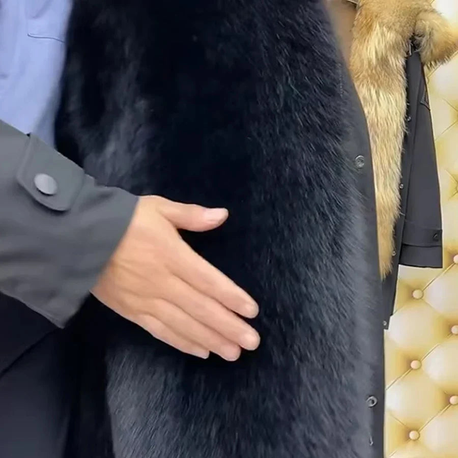 Langer schwarzer Herrenparka mit warmem Kunstpelzfutter in dunkler Optik für den Winter