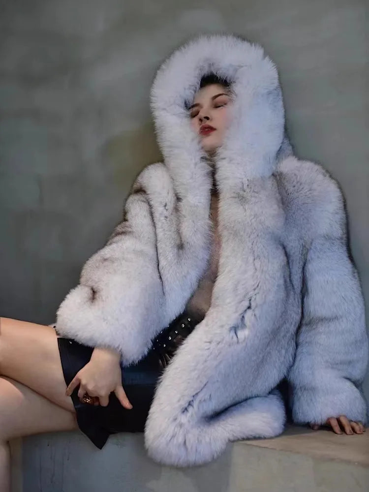 Cappotto da donna con cappuccio in ecopelliccia morbida, vestibilità ampia