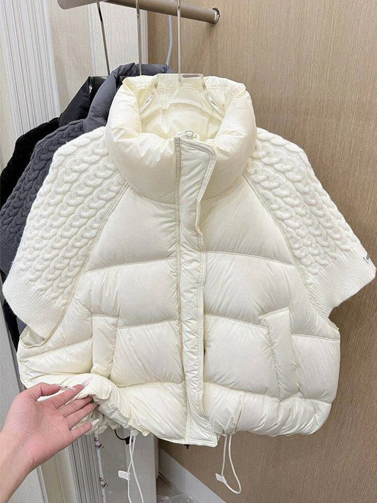 Kurze Damen-Daunenjacke mit gestrickten Ärmeln und Stehkragen