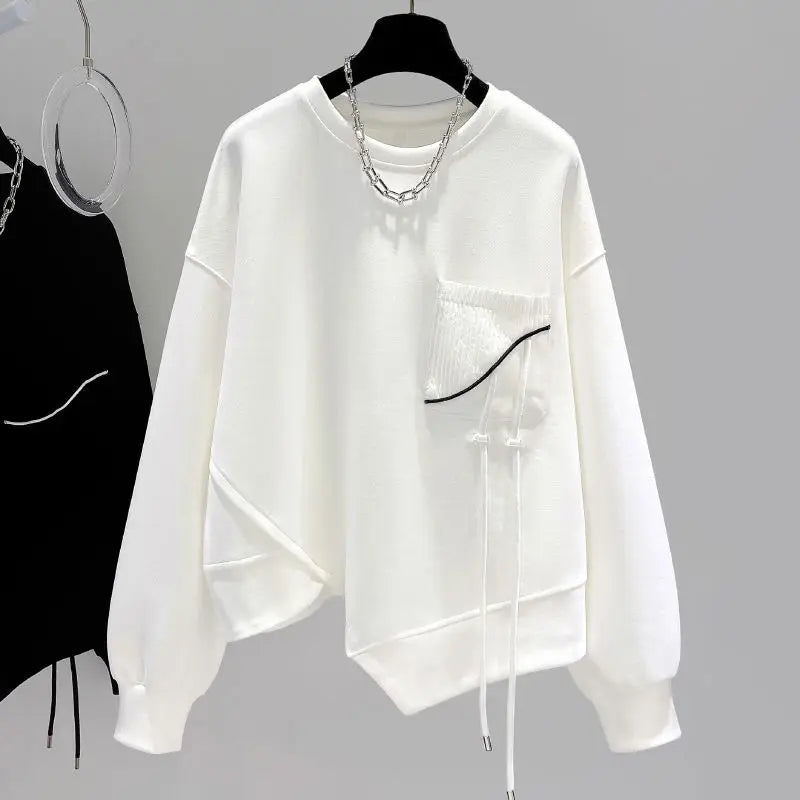 Asymmetrisk sweatshirt med rund halsringning, dekorativ ficka och snören - svart eller vit