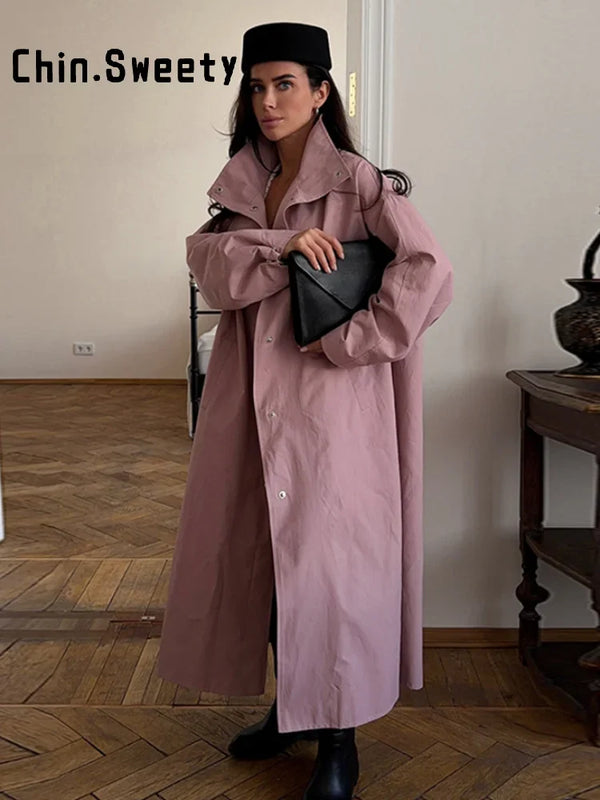 Trench-coat lungo da donna dalla vestibilità ampia ed elegante, con collo alto e maniche a sbuffo