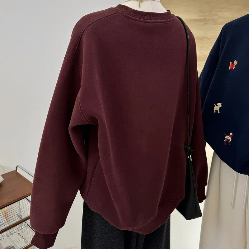 Comfortabel damessweatshirt met ronde hals, geborduurde hondenmotieven en lange mouwen