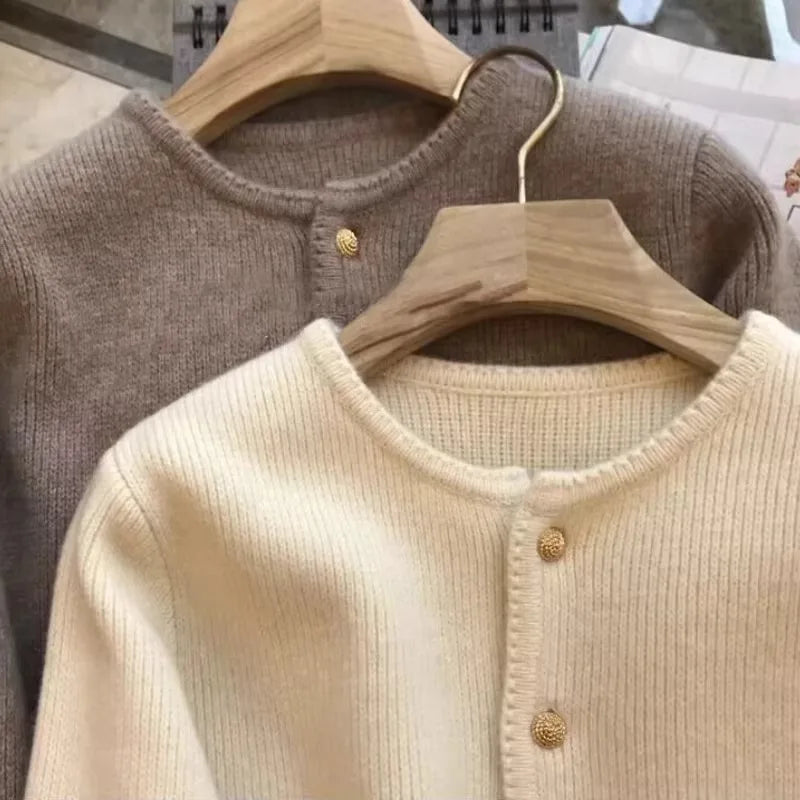 Cardigan da donna in maglia sottile con bottoni dorati, scollo rotondo e maniche lunghe
