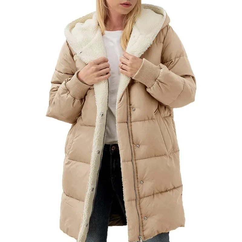 Cappotto invernale lungo trapuntato da donna con cappuccio foderato effetto montone